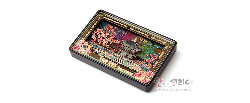 [텍스트: 경복궁 향원정] 자개 느낌 배경 위 입체 부조 기법으로 표현된 경복궁 향원정과 벚꽃 금속 마그넷, 오방색 그라데이션과 금색 테두리 장식