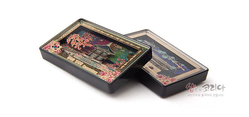 [텍스트: SHAP OF KOREA] 자개 느낌 배경 위에 경복궁 향원정과 벚꽃을 입체 부조 기법으로 표현한 금속 마그넷, 금색 테두리와 오방색 포인트 장식 강조 설명