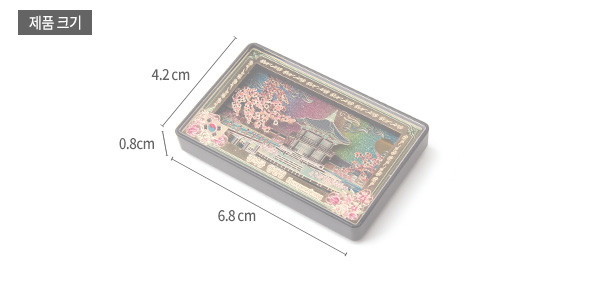 [텍스트: 제품 크기, 4.2cm, 0.8cm, 6.8cm] 자개 느낌 배경 위 경복궁 향원정과 벚꽃을 입체 부조로 표현한 직사각 금속 마그넷, 금색 테두리와 분홍 꽃문양 장식 이미지
