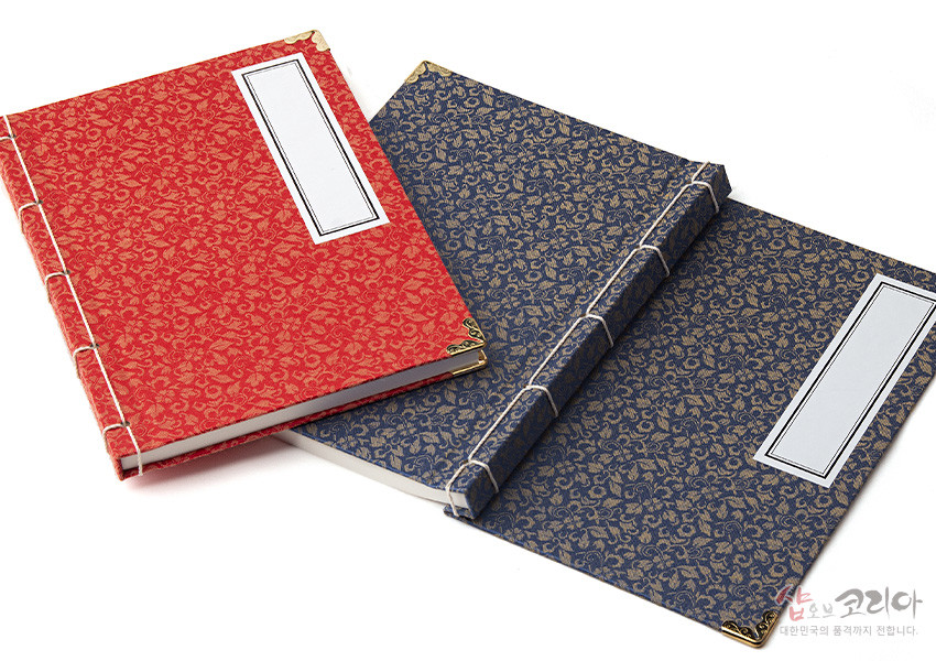 [텍스트: 샵오브코리아, 대한민국의 흔적까지 전합니다.] 적색·남색 비단에 금색 전통 꽃무늬 직조된 표지와 금속 모서리 장식, 오침법 실제본, 직사각형 제목지 디자인의 전통 노트 이미지
