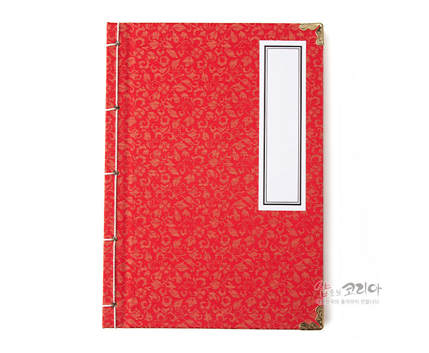 [텍스트: 샵오브코리아 대한민국의 품격까지 전합니다.] 붉은 비단에 금색 꽃무늬가 직조된 표지와 금속 모서리 장식, 흰 실로 엮은 전통 오침 제본이 돋보이는 노트 디자인