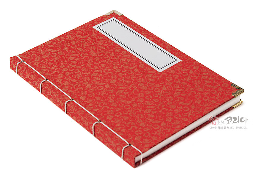 [텍스트: 샵오브코리아 대한민국의 품격까지 전합니다.] 붉은 비단에 올오버 전통 꽃문양을 직조하고 금속 모서리 장식과 흰색 끈으로 오침 제본한 사각 라벨 표지 노트 이미지 묘사