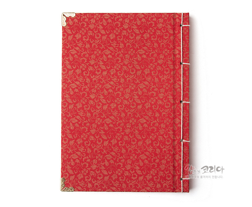 [텍스트: 샵오브코리아 대한민국의 품격까지 전합니다.] 붉은 비단에 금색 전통 꽃문양을 촘촘히 직조하고 금속 모서리 장식과 흰 실 오침 제본으로 마감한 전통 노트 디자인