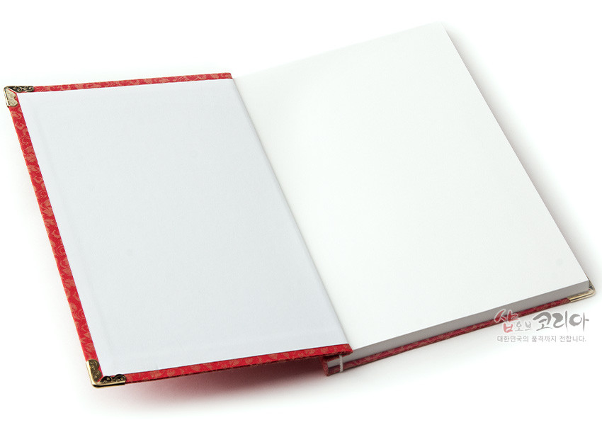 [텍스트: 샵오브코리아 대한민국의 품격까지 전합니다.] 적색 비단 표지와 은은한 전통 문양, 모서리 금속 장식, 오침 제본 방식의 백지 내지 구성 노트 이미지 설명