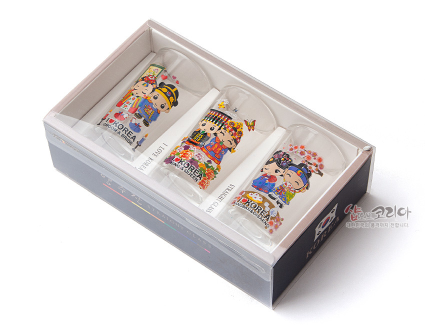 [텍스트: KOREA GROOM & BRIDE / KOREA KING & QUEEN / KOREA HANGANG & SAERIN / STYLISH GLASS] 한복 전통의상을 입은 커플 캐릭터와 꽃·나비 문양을 다채로운 색감으로 인쇄한 유리 양주잔 3종 세트 이미지 설명