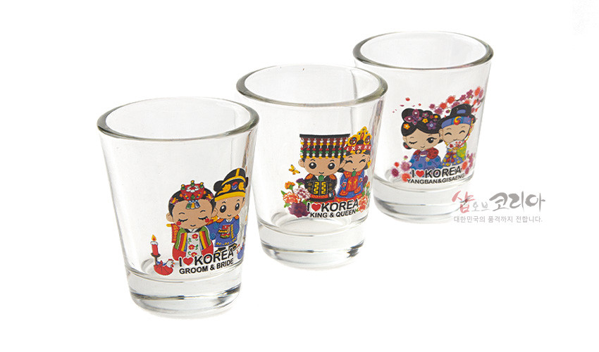 [텍스트: I ♥ KOREA GROOM & BRIDE / I ♥ KOREA KING & QUEEN / I ♥ KOREA YANGBAN & GISANG] 투명 유리잔에 전통 혼례·왕·양반과 기생 한복 차림 커플 일러스트와 꽃무늬를 선명한 색감으로 인쇄한 소주잔 3종 세트 이미지