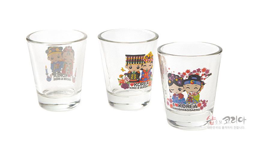 [텍스트: I♥KOREA KING & QUEEN / I♥KOREA YANGBAN & GISAENG 등] 투명 유리 재질에 한복 차림 전통 인물 커플과 꽃무늬를 다채로운 색상으로 인쇄한 3종 소주잔 세트 이미지 설명