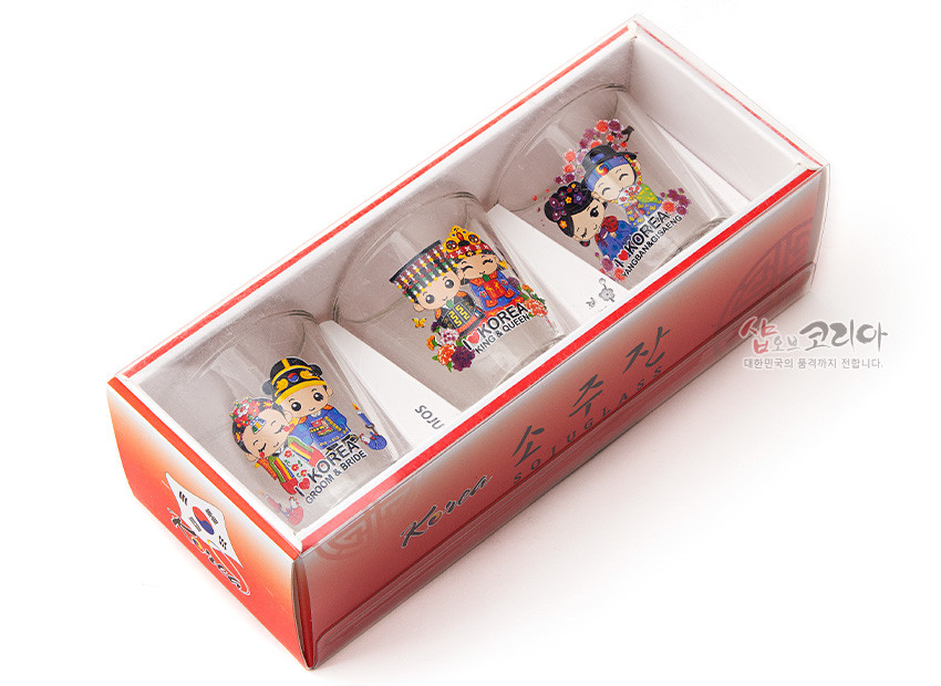 [텍스트: KOREA SOUJU GLASS, SOJU GLASS, KOREA GROOM & BRIDE, KOREA KING & QUEEN, KOREA NOBLEMAN & LADY] 투명 유리 재질 한복 차림 커플 캐릭터와 꽃무늬를 다채로운 색상으로 인쇄한 3종 소주잔 세트 구성