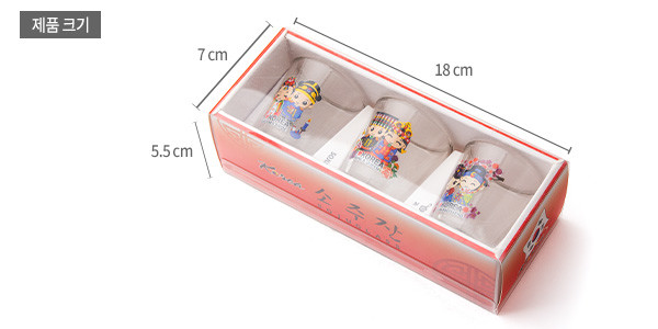 [텍스트: 제품 크기] 투명 유리 소재의 소주잔에 한복 차림 커플 캐릭터와 꽃무늬를 다채로운 색으로 인쇄한 3종 세트 이미지 표현