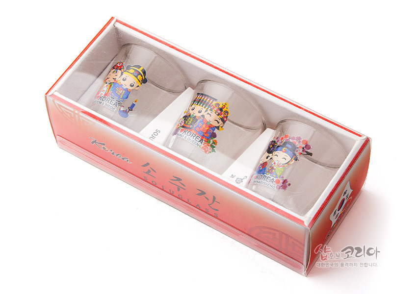 [텍스트: Korea, 소주잔, SOJU GLASS, KOREA TRADITIONAL DRESS] 투명 유리 소재에 한복 입은 신랑신부·왕과 왕비 캐릭터와 꽃문양을 다채로운 색상으로 인쇄한 3종 소주잔 세트 이미지 설명