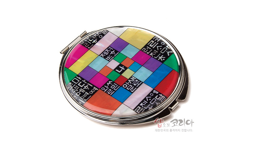 [텍스트: 니, 대한민국의 품격까지 전달합니다.] 자개 상감과 옻칠 기법의 금속 손거울, 다채로운 오방색 조각보 바탕 위 흑백 훈민정음 문자 문양 구성