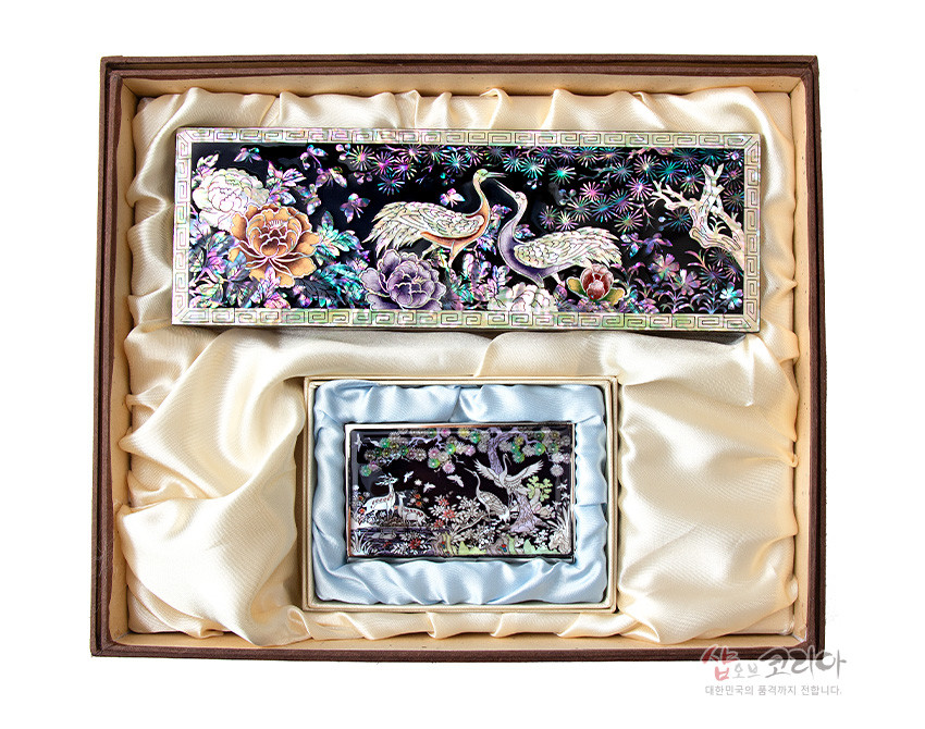 흑색 옻칠 바탕 위 자개 상감 기법으로 송학과 소나무, 모란, 국화 문양을 섬세하게 표현한 필함·명함케이스 세트 구성