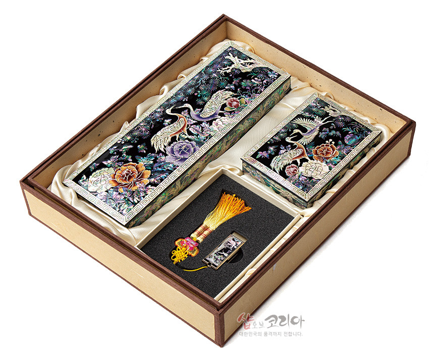 [텍스트: 샵오브코리아 대한민국의 문화를 전합니다.] 흑색 옻칠 바탕 위 자개 상감 기법으로 송학·모란 문양을 장식한 필함·명함함·USB 세트, 오색 광택과 전통 문양의 조화 이미지