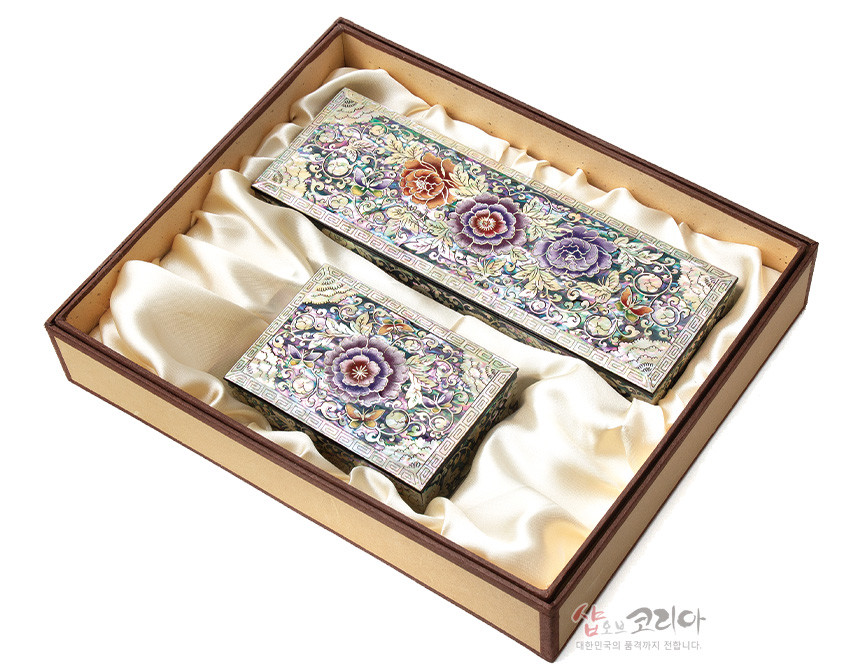 [텍스트: 샵오브코리아 대한민국의 품격까지 전합니다.] 자개 상감 기법의 나전칠기 필함·명함함 세트, 모란과 나비 문양, 오색 자개 광택과 옻칠 마감, 실크 느낌의 크림색 천 완충 포장 구성