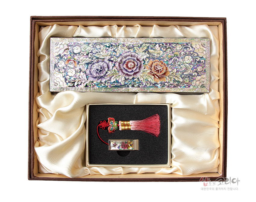 [텍스트: 샵오브코리아 대한민국의 품격까지 전합니다.] 자개 상감 기법의 모란·나비 문양 필함과 USB, 옻칠 표면의 오방색 광택, 홍색 실매듭과 술 장식의 조화로운 세트 구성