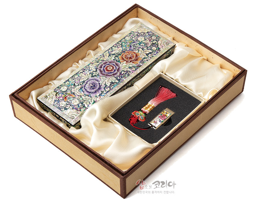 [텍스트: 샵오브코리아 대한민국의 품격까지 전합니다.] 자개 상감 기법의 모란·나비 문양 필함과 USB, 옻칠 마감, 오방색 배색 술 장식이 어우러진 세트 구성 이미지