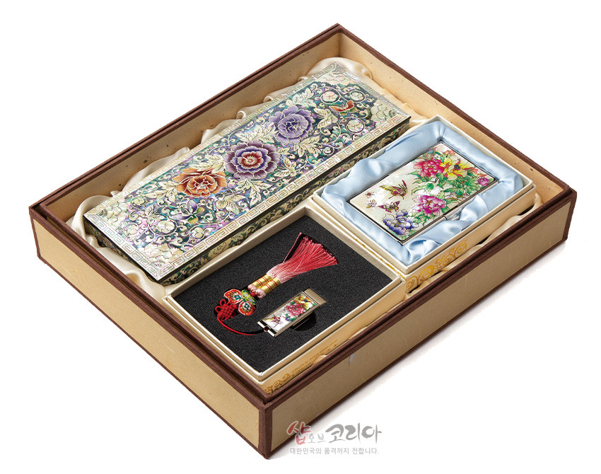 [텍스트: 샵오브코리아 대한민국의 품격까지 전합니다.] 자개 상감 기법으로 표현된 모란과 나비 문양의 필함·명함케이스·USB 세트, 오색광택 자개와 옻칠 마감, 붉은 매듭과 술 장식 구성