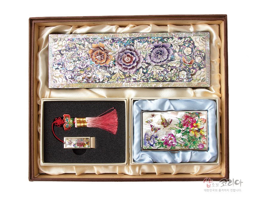 [텍스트: 샵오브코리아 대한민국의 품격까지 전합니다.] 자개 상감 기법의 나전칠기 필함·명함케이스·USB 세트, 모란과 나비 문양, 다채로운 파스텔 색조와 광택이 돋보이는 구성