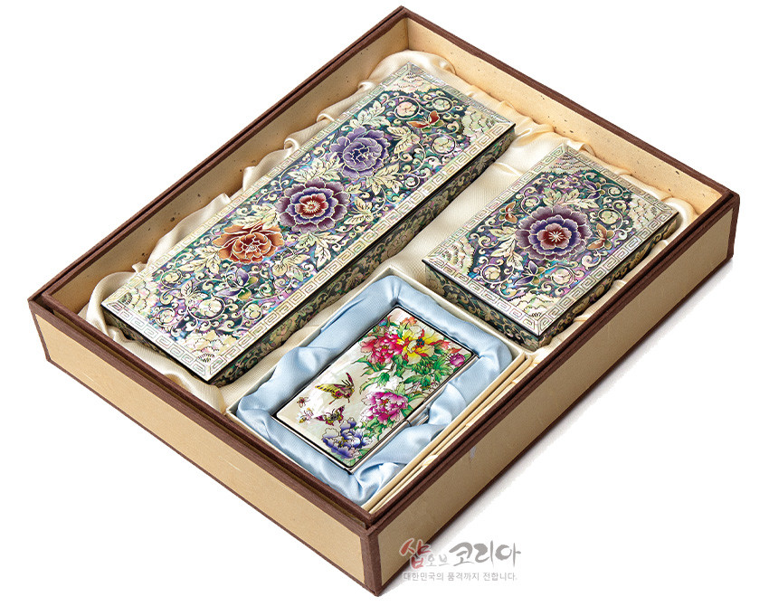 [텍스트: 샵오브코리아 대한민국의 품격까지 전합니다] 자개 상감 기법으로 모란과 나비 문양을 정교하게 표현한 나전칠기 필함·명함함·명함케이스 3종 세트, 아이보리와 청록·자주색 계열의 화려한 색감 대비가 돋보이는 구성