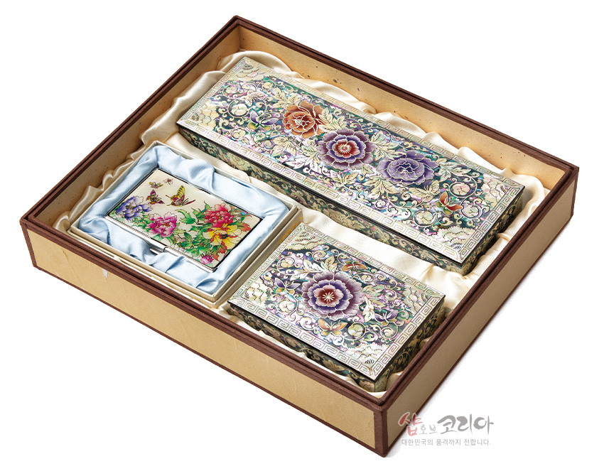 [텍스트: 샵오브코리아 대한민국의 품격까지 전합니다.] 자개 상감 기법의 나전칠기 필함·명함함·명함케이스, 모란과 나비 문양, 오방색 계열의 화려한 색채와 금속 테두리 장식 구성