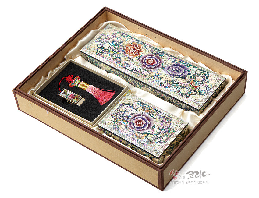 [텍스트: 샵오브코리아 대한민국의 품격까지 전합니다] 자개 상감 기법의 나전칠기 필함·명함함·USB 세트, 모란과 나비 문양, 오방색 계열의 화려한 색채와 광택이 돋보이는 구성