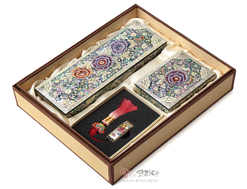 [텍스트: 샵오브코리아 대한민국의 품격까지 전합니다.] 자개 상감 기법의 옻칠 필함·명함함·USB 세트, 모란과 나비 문양, 오색 자개광과 적색 매듭 장식 대비 이미지 설명
