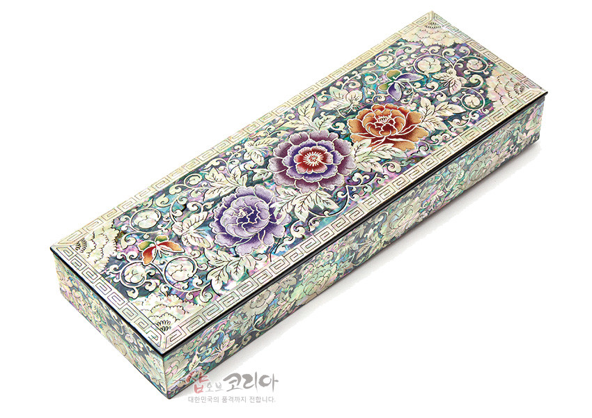 [텍스트: 샵오브코리아 대한민국의 품격까지 전합니다] 자개 상감 기법으로 표현한 모란과 나비 문양, 녹청색 나전 바탕과 금색 기하학 무늬 테두리의 장방형 필함 디자인