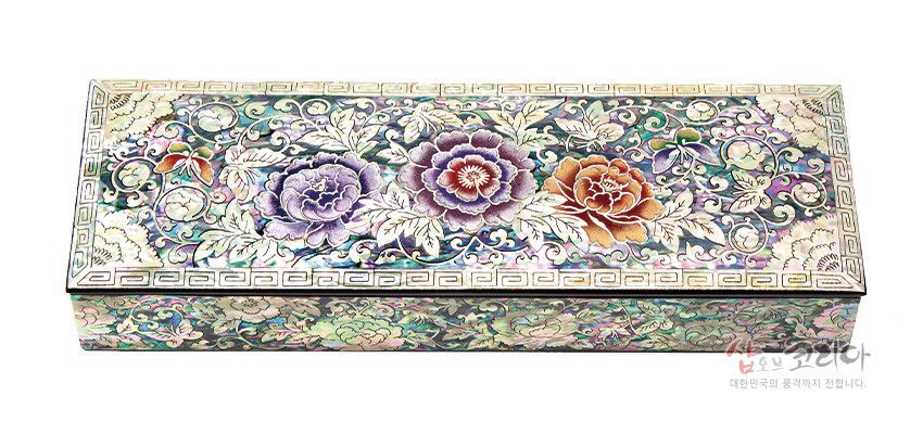 [텍스트: 샵오브코리아 대한민국의 품격까지 전합니다] 자개 상감 기법으로 표현한 보라·붉은색 모란과 나비 문양, 옻칠 위 오방색 계열 나전 광택이 돋보이는 직사각 필함 디자인