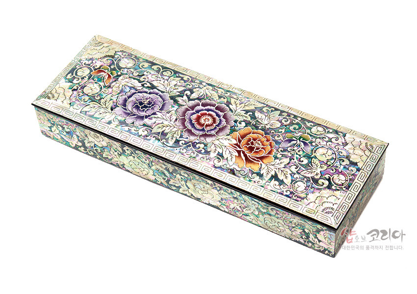 [텍스트: 샵오브코리아 대한민국의 품격까지 전합니다.] 자개 상감 기법으로 구현한 오색 자개 바탕, 보라·적·황색 모란과 덩굴무늬, 가장자리 기하학 문양이 조화를 이룬 나전칠기 필함 디자인