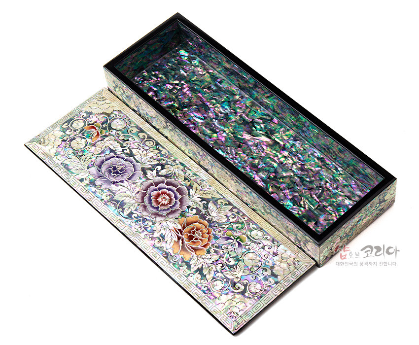 [텍스트: 샵오브코리아 대한민국의 혼, 끝까지 전합니다.] 자개 상감 기법으로 연보라·자주·금색 모란과 나비 문양을 올린 옻칠 필함, 내부 빛나는 자개 패턴 장식 이미지