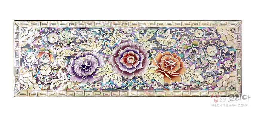 [텍스트: 샵오브코리아 대한민국의 품격까지 전합니다.] 자개 상감 기법으로 표현한 보라·분홍·오렌지 모란과 나비 문양, 화려한 자개 빛과 전통 기하학 테두리가 조화를 이루는 나전칠기 디자인