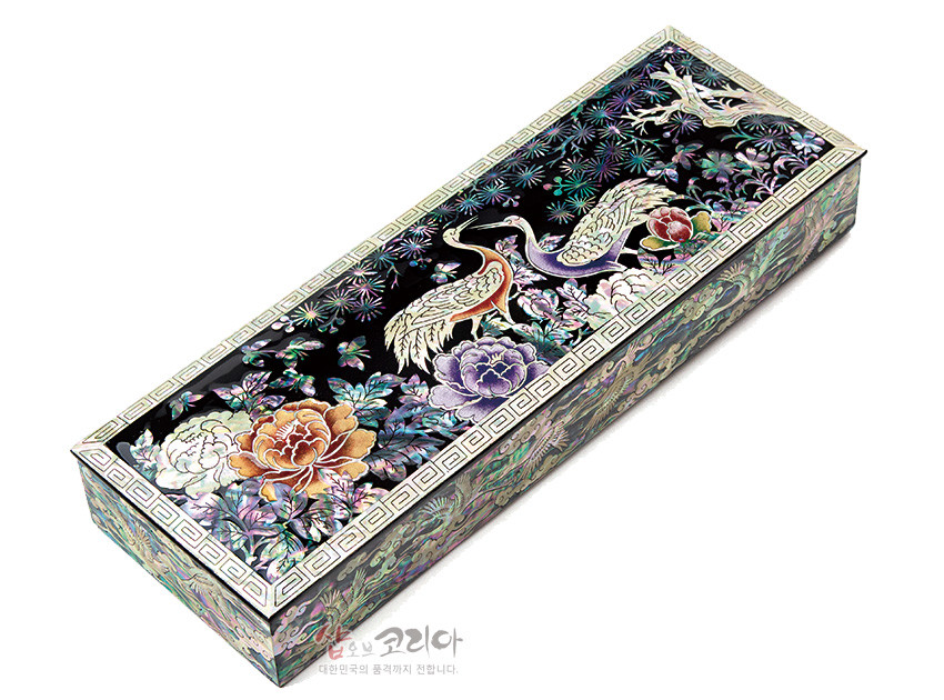 [텍스트: 샵오브코리아 대한민국의 품격까지 전합니다] 흑색 옻칠 바탕에 자개 상감 기법으로 송학과 모란, 소나무, 불꽃무늬를 표현한 사각 필함 디자인