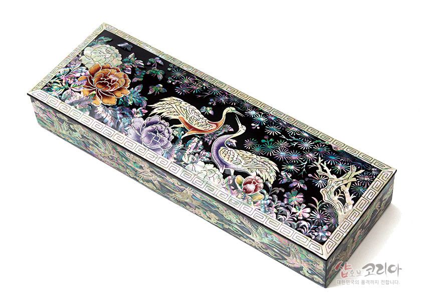 [텍스트: 샵오브코리아 대한민국의 품격까지 전합니다.] 흑색 옻칠 바탕 위 자개 상감 기법, 송학·모란·소나무·국화 문양과 연화문 테두리가 어우러진 화려한 필함 디자인