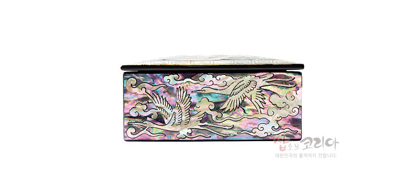 [텍스트: 샵오브코리아 대한민국의 품격까지 전합니다.] 자개 상감 기법으로 구름과 학 문양을 표현한 오묘한 빛의 직사각형 나전 필함 측면 장식 이미지