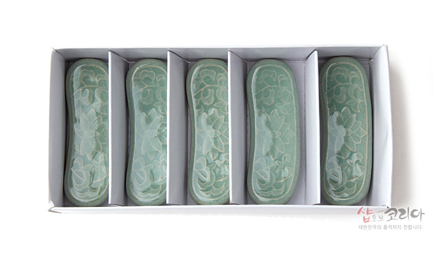 [텍스트: 샵오브코리아 대한민국의 품격까지 전합니다] 비취색 청자 재질, 곡선형 수저받침에 양각 당초문과 꽃문양이 반복된 5종 세트 구성 이미지 설명
