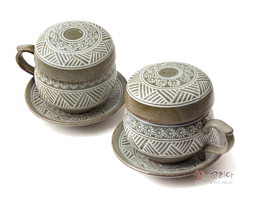 [텍스트: 샵오브코리아 대한민국의 품격까지 전합니다.] 분청사기 재질에 백색 상감 기법을 더한 2인 다기잔 세트, 국화문과 기하학 문양을 둘러 장식한 뚜껑잔과 받침 구성