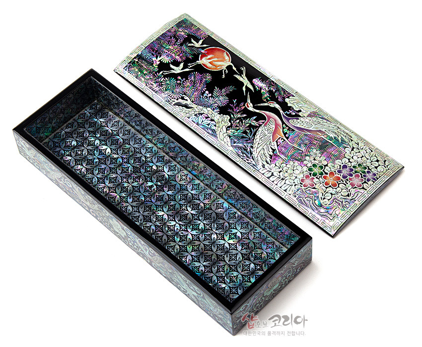 [텍스트: 샵오브코리아 대한민국의 혼까지 전합니다.] 자개 상감과 옻칠 기법의 둥근 필함, 내부 연속 기하문 자개 장식과 외부 송학·소나무·구름·국화 문양의 오색 광택 장식 이미지