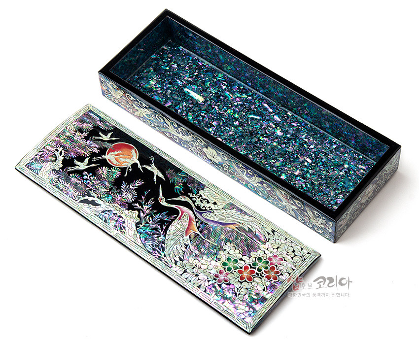 [텍스트: 샵오브코리아 대한민국의 품격까지 전합니다.] 자개 상감 기법과 옻칠로 완성된 송학·소나무·구름·국화 문양 필함, 내부 오색 자개 조각이 반짝이는 직사각 둥근함 디자인