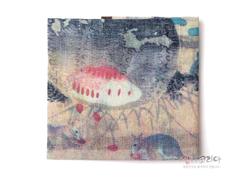 [텍스트: 샵오브코리아 대한민국의 품격까지 전합니다.] 연한 베이지 천 위 수박과 들쥐 민속화 프린트, 수채화풍 파스텔 색감과 세로 결이 살아있는 패브릭 질감의 손수건 디자인