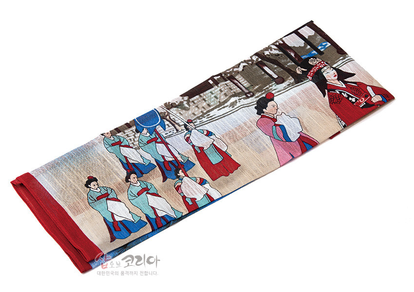 [텍스트: 샵오브코리아 대한민국의 품격까지 전합니다] 평직 직물 위 궁중혼례 행렬 민속화 인쇄, 붉은 테두리와 청색·적색 대비, 전통 건축과 설경 배경의 장식 손수건 디자인