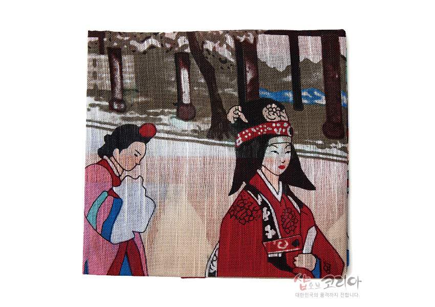 [텍스트: 샵오브코리아 대한민국의 품격까지 전합니다.] 평직 직물 위 궁중혼례 신부와 시녀를 담은 민속화 손수건, 붉은 혼례복과 분홍·청록 색동 대비가 돋보이는 전통 문양 구성