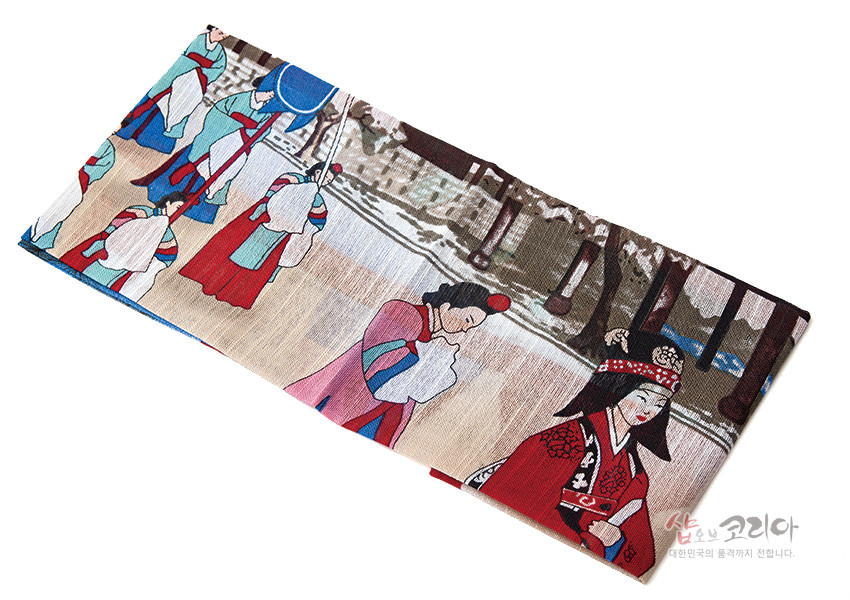 [텍스트: 샵오브코리아, 대한민국의 품격까지 전달합니다.] 평직 직물에 궁중혼례 행렬과 전통 건축을 민속화풍으로 인쇄한 손수건, 붉은·청록·갈색 대비가 돋보이는 색채 구성