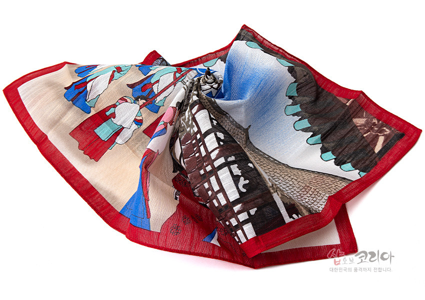 [텍스트: 샵오브코리아 대한민국의 품격까지 전합니다.] 평직 직물 위 궁중혼례 행렬과 전통 궁궐 건축을 민속화풍으로 담은 손수건, 붉은 테두리와 청·적 대비 색채가 조화를 이루는 디자인