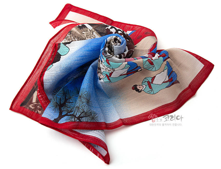 [텍스트: 샵오브코리아 대한민국의 품격까지 전합니다.] 평직 직물 위에 궁중혼례 인물과 소나무, 전통 건축을 민속화 스타일로 인쇄한 손수건, 붉은 테두리와 청색·비색 대비가 돋보이는 구성