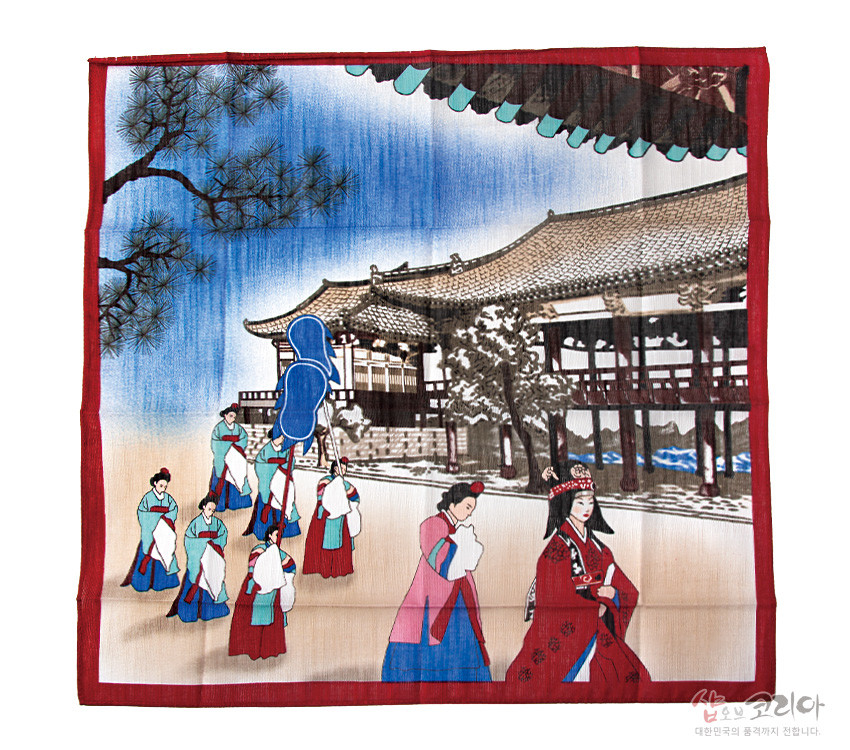 [텍스트: 샵오브코리아, 대한민국의 품격까지 전합니다.] 붉은 테두리 평직 직물 위 궁중혼례 행렬과 기와궁, 소나무를 청·적 대비 색감과 민속화 풍으로 표현한 손수건 이미지