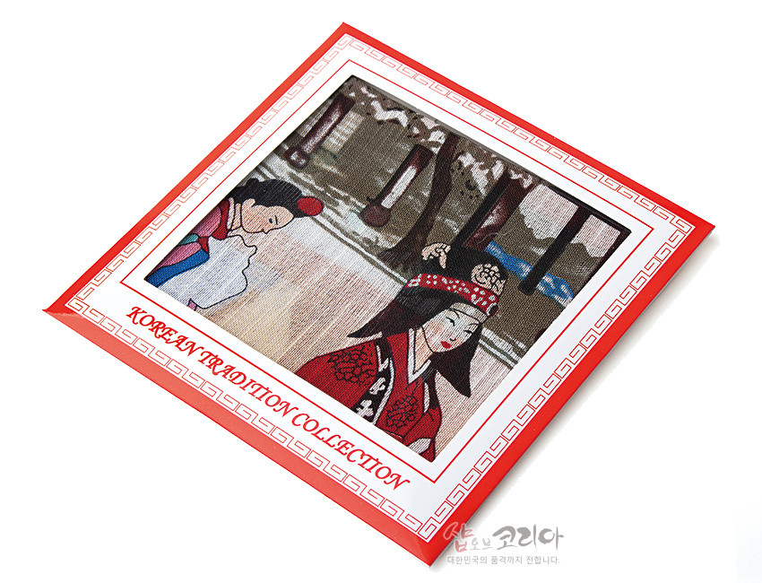 [텍스트: KOREAN TRADITION COLLECTION] 평직 직물 위 민속화풍 궁중혼례 장면 인쇄 손수건, 붉은 테두리와 백색 여백, 갈색·청색·적색 대비 색감 특징