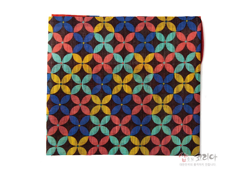 [텍스트: 샵오브코리아 대한민국의 품격까지 전합니다.] 면 소재 위에 적·청·황·녹 등 다채로운 색의 겹원형 여의주문을 반복 배열한 전통 민속화 손수건 디자인