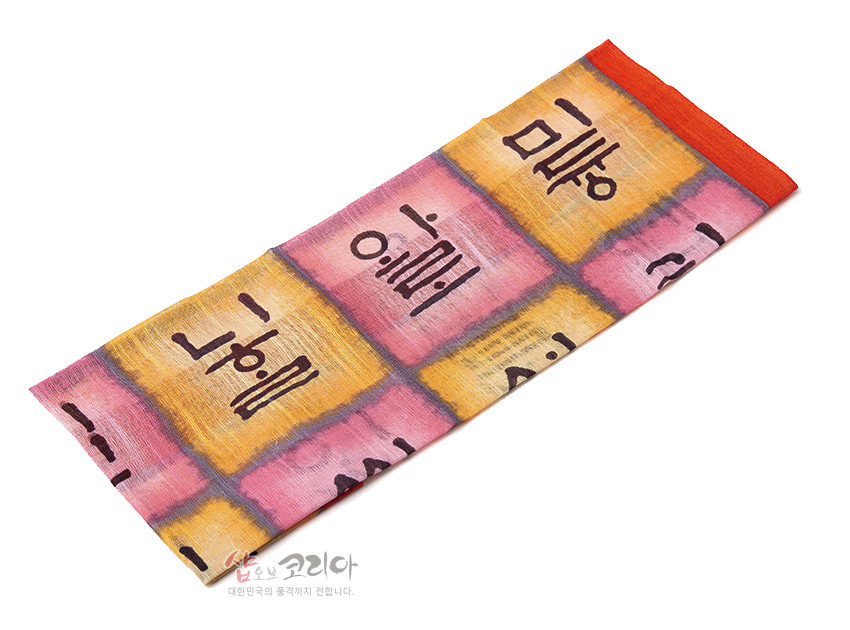 [텍스트: 샵오브코리아 대한민국의 품격까지 전합니다.] 분홍·노랑 그라데이션 격자 배경 위 먹색 훈민정음 서체 문양이 인쇄된 한지 질감 면 손수건 디자인