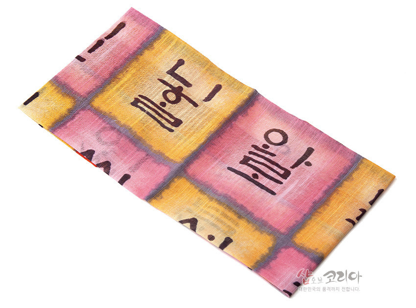 [텍스트: 훈민정음 옛글씨 일부] 분홍·노랑 그라데이션 격자무늬 위에 먹색 훈민정음 서체를 인쇄한 면 소재 민속화 손수건 이미지 설명