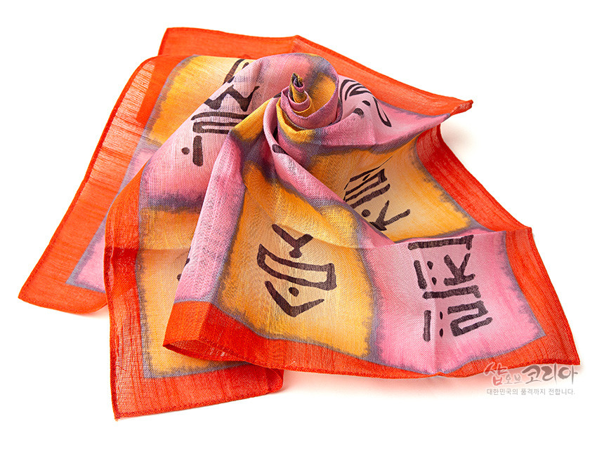 [텍스트: 샵오브코리아 대한민국의 품격까지 전합니다.] 한지 질감 면 소재 위 분홍·노랑 그러데이션과 붉은 테두리, 먹색 훈민정음 서체 문양이 어우러진 민속화 손수건 이미지 설명